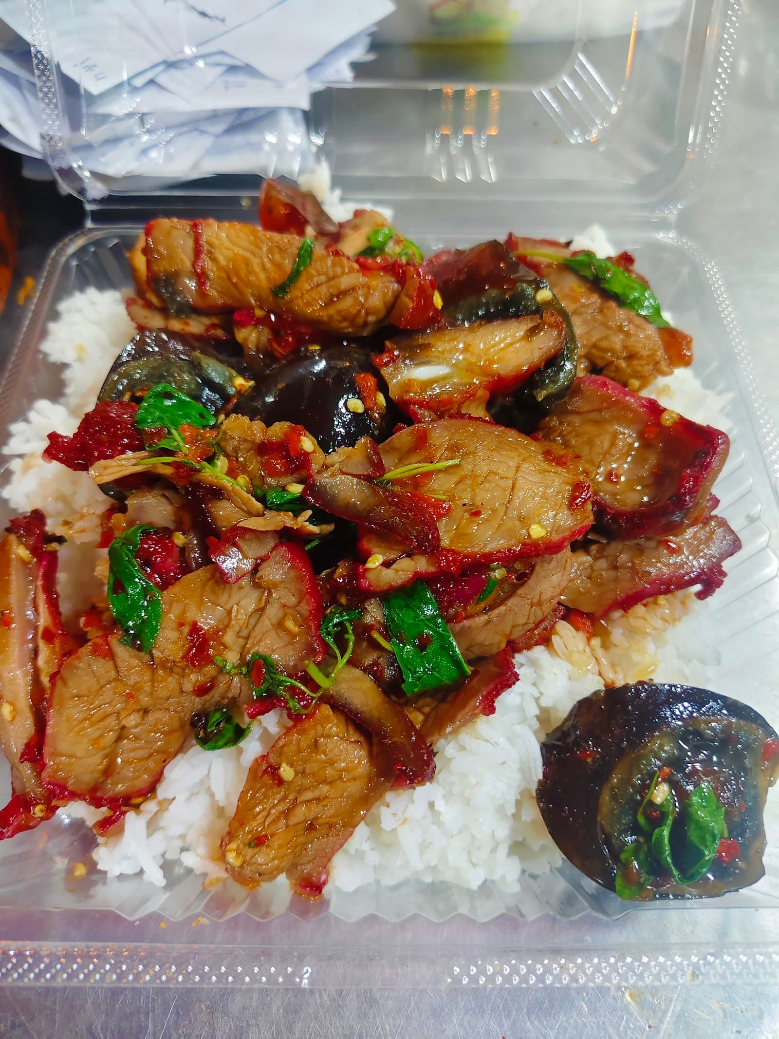 นายหนุ่มกะเพราถาดยักษ์ บางแสน ฟรีไข่ดาว เติมข้าวไม่อั้น สาขา2