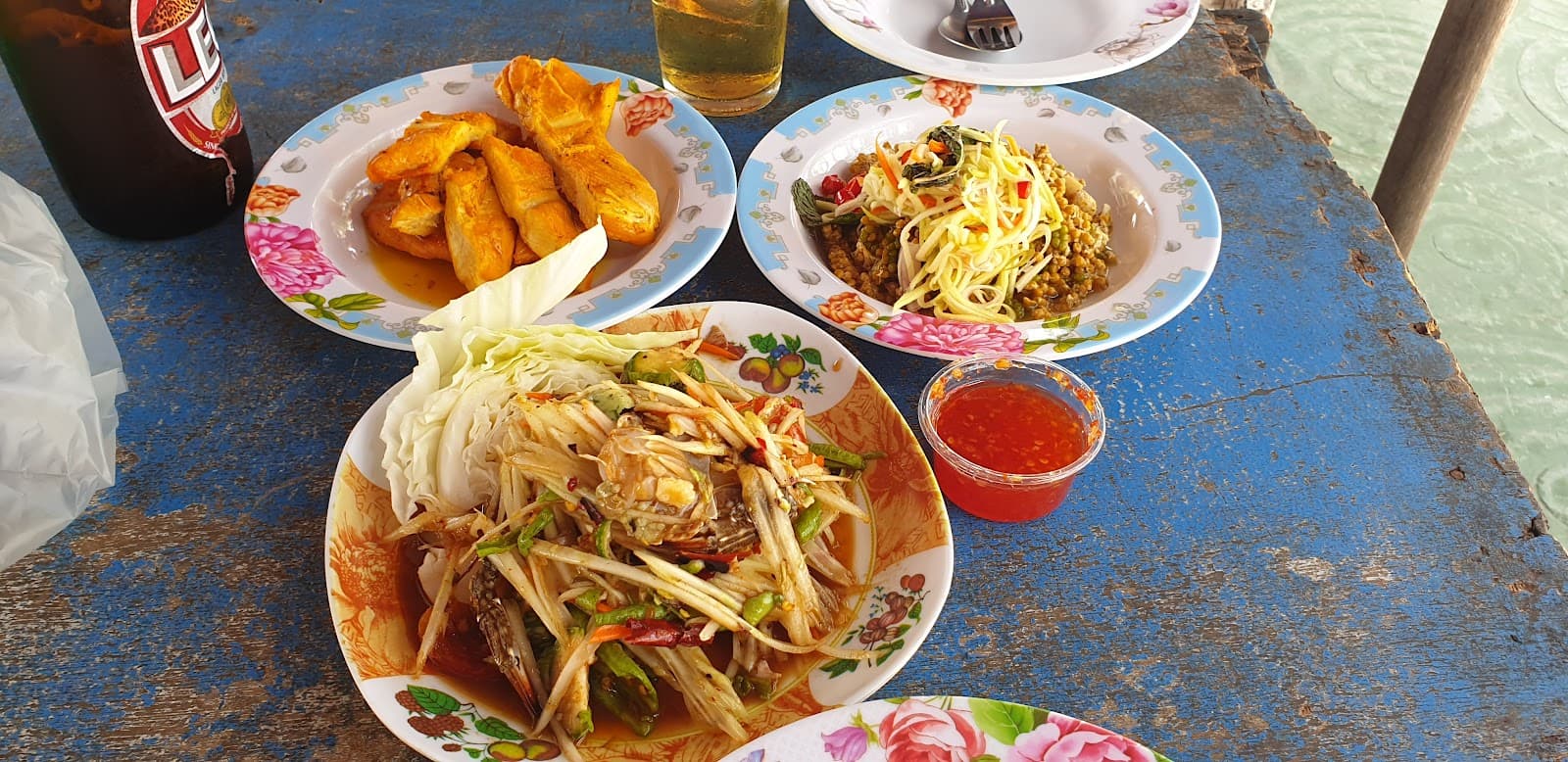 ร้านอาหารทะลริมชายหาด