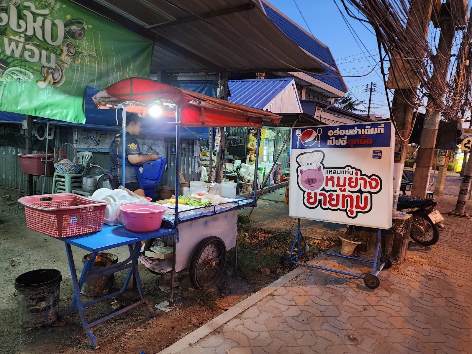 ร้านหมูย่างยายทุม @แหลมแท่น