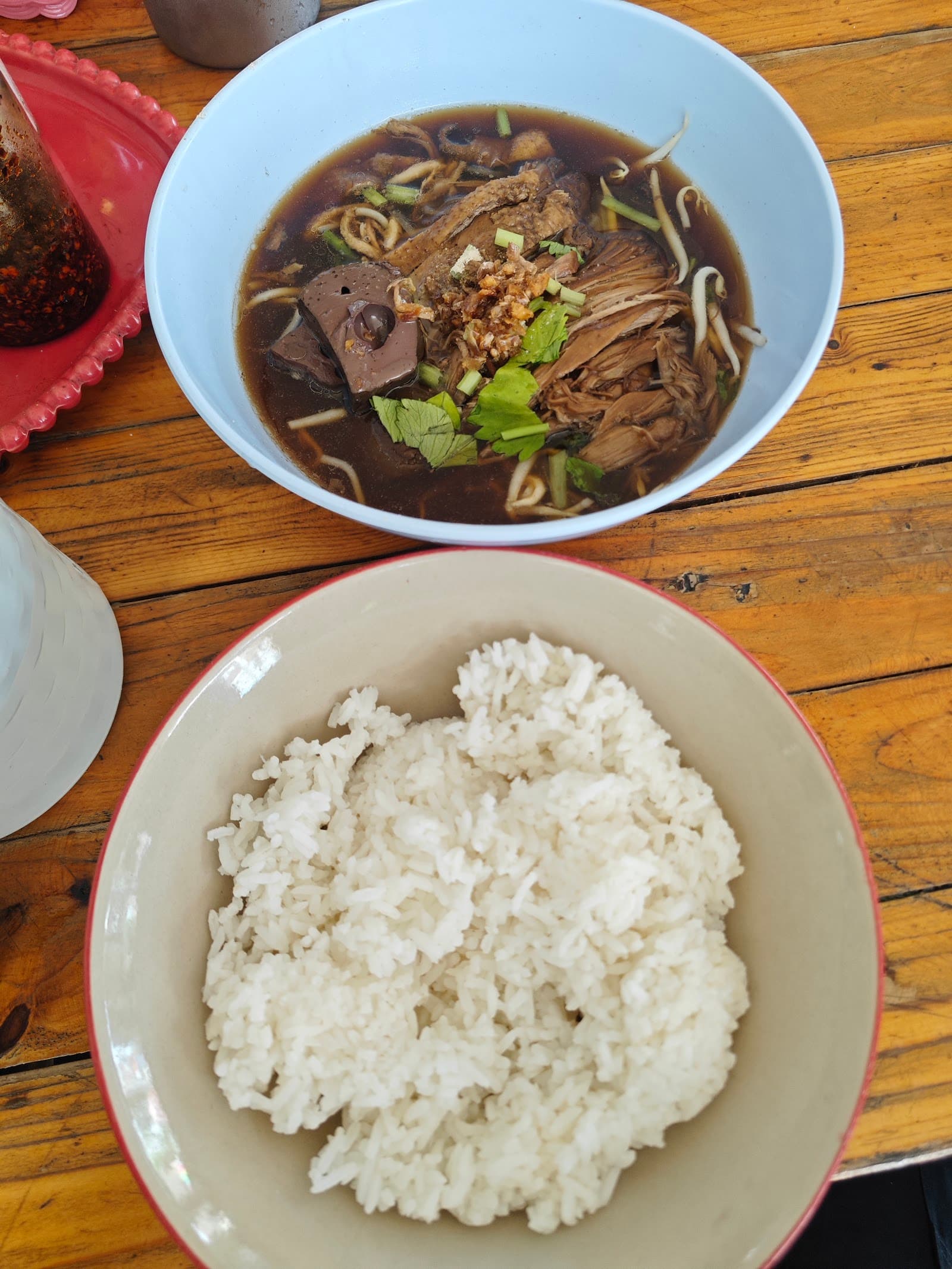 ร้านข้าวมันไก่ เจ๊อ้อ /ก๊วยเตี้ยวไก่/ก๋วยเตี๋ยวเป็ด/ก๋วยเตี้ยวขาหมู/ผัดกะเพรา ตามสั่ง/ต้มเลือดหมู/ขนม ของทอด /เสื้อ