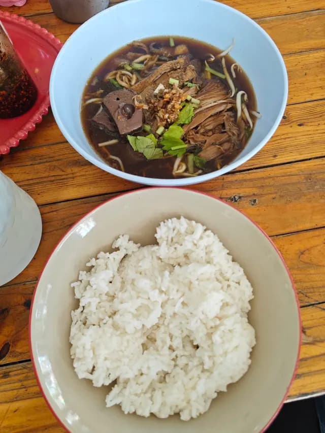 ร้านข้าวมันไก่ เจ๊อ้อ /ก๊วยเตี้ยวไก่/ก๋วยเตี๋ยวเป็ด/ก๋วยเตี้ยวขาหมู/ผัดกะเพรา ตามสั่ง/ต้มเลือดหมู/ขนม ของทอด /เสื้อ