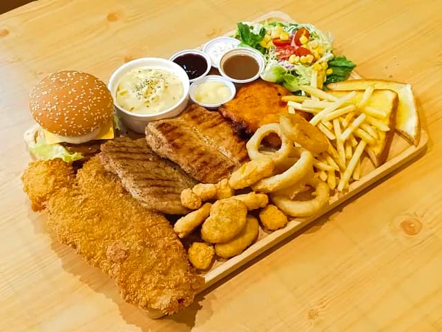 HOUSE BURGER & STEAK (เฮ้าส์ เบอร์เกอร์ และ สเต็ก)