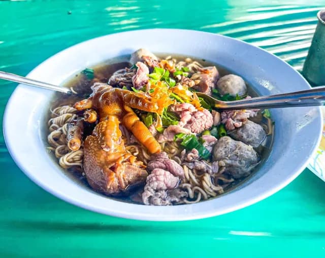 ป้าผึ้ง ก๋วยเตี๋ยวน้ำตก ข้าวมันไก่