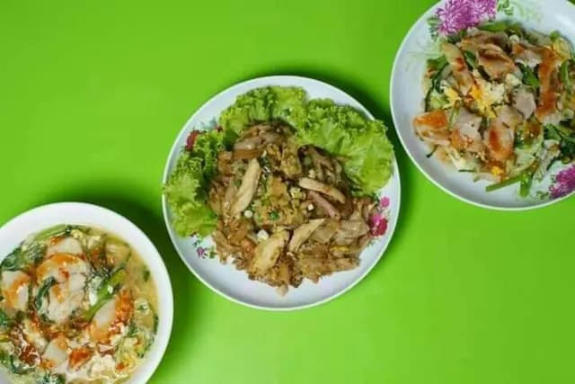 ก๋วยเตี๋ยวคั่วไก่ สุกี้ ลุงบอย บางแสน